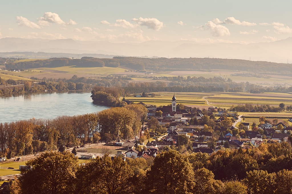 Gottsdorf im Nibelungengau – Unsere Region Herbstliches Bild von Gottsdorf an der Donau.