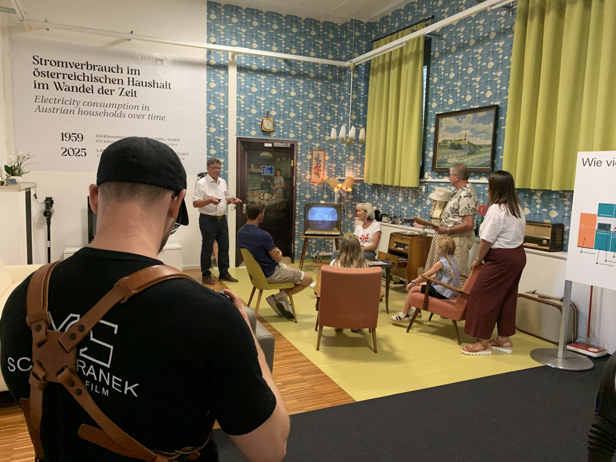 Fotoshooting im Besucherkraftwerk Ybbs-Persenbeug Fotograf beim Fotoshooting im Wohnzimmer der Ausstellung des Besucherkraftwerks Ybbs-Persenbeug.