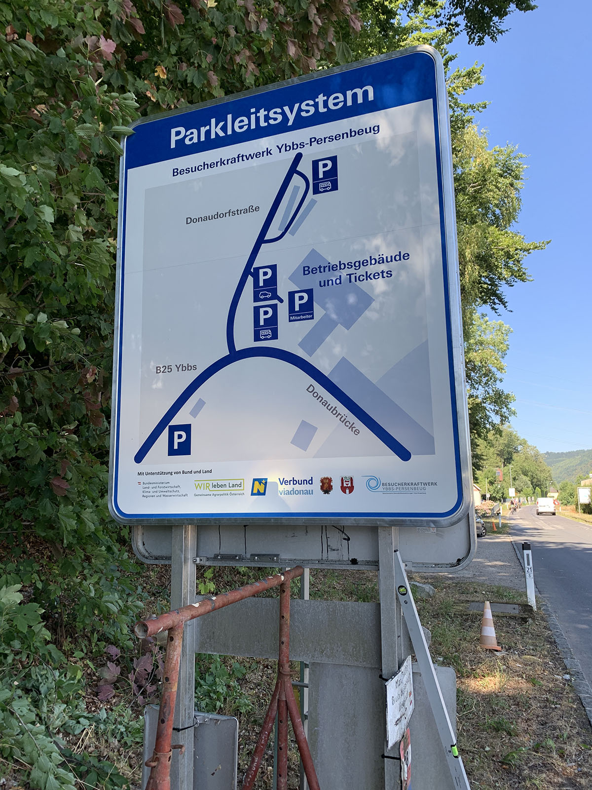 Neues Parkleitsystem beim Besucherkraftwerk Neues Parkleitsystem-Schild für das Besucherkraftwerk Ybbs-Persenbeug.