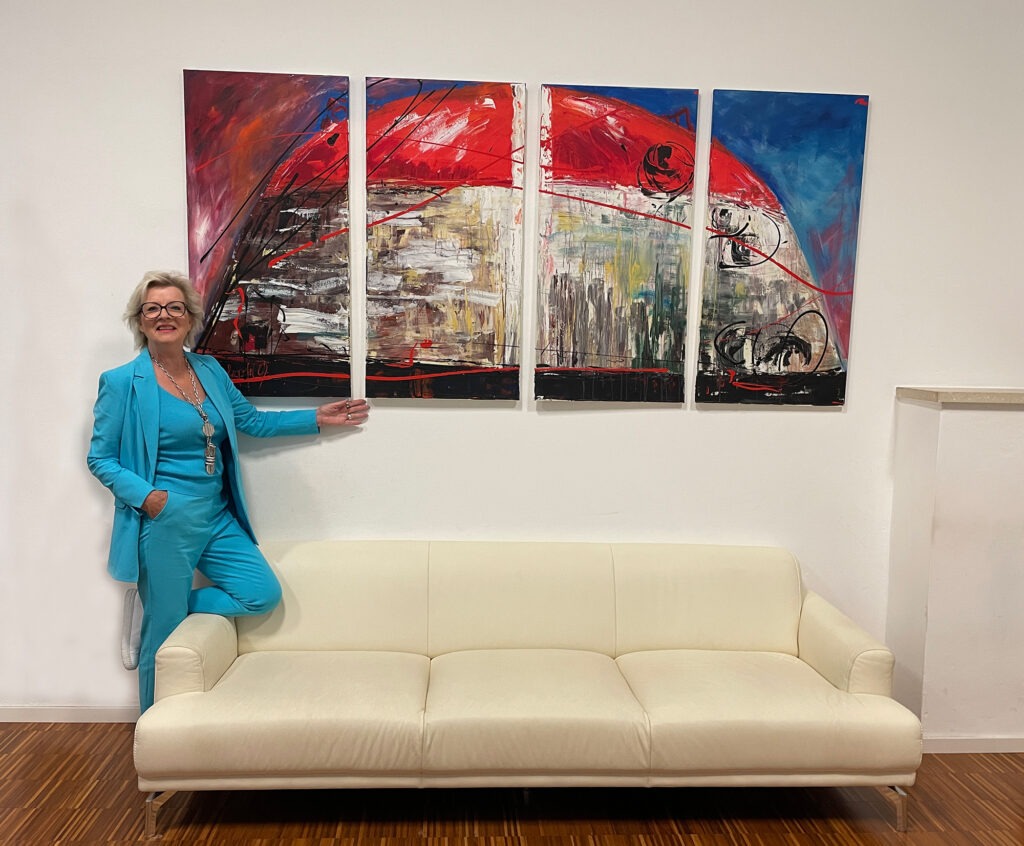 Im Wohnzimmer des Besucherkraftwerks ist mit „Die Donaukönigin“ ein besonderes Kunstwerk zu sehen: Die Ybbser Künstlerin Margot Holzapfel setzte der Hauptmaschine 7 ein kraftvolles, abstraktes Denkmal.