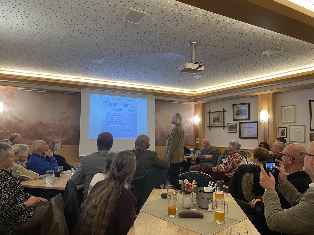 Dr. Manfred Lang bei der Buchpräsentation Donaukraftwerk Ybbs–Persenbeug – Die Verwirklichung einer Idee im Gasthof Mang in Ybbs, Oktober 2025.