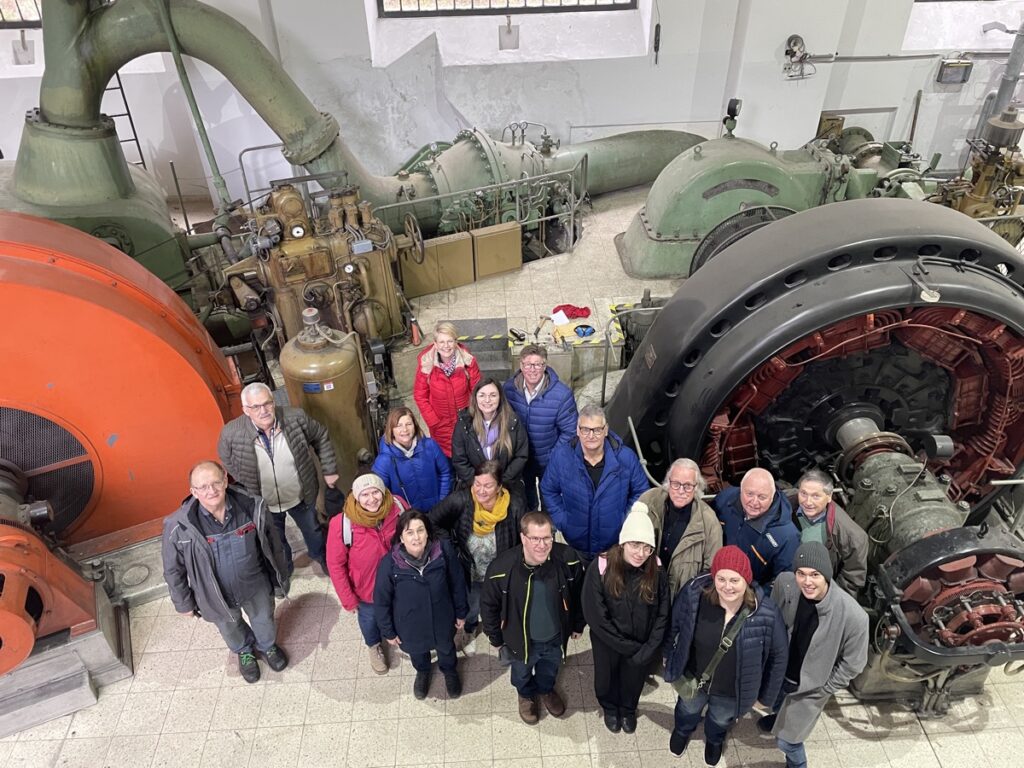 Gruppenfoto in der Maschinenhalle des EVN Speicherkraftwerk Wienerbruck