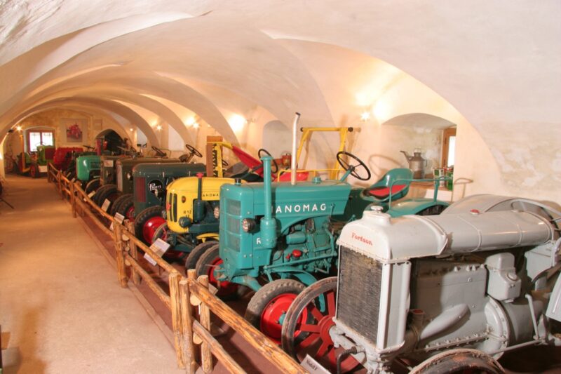 Traktorenausstellung im Österreichischen Landwirtschaftsmuseum Leiben mit historischen Landmaschinen und Traktoren verschiedener Epochen.