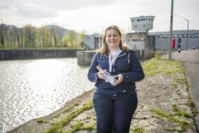 Tamara Leeb mit Flaschenpost bei der Schleuse 4 © Nibelungengau, Robert Herbst Tour Guide Tamara Leeb mit der Nibelungengau Flaschenpost