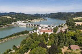 Donaukraftwerk Ybbs-Persenbeug und Schloss Persenbeug Drohnenaufnahme des Donaukraftwerks Ybbs-Persenbeug mit dem Schloss Persenbeug an der Donau.