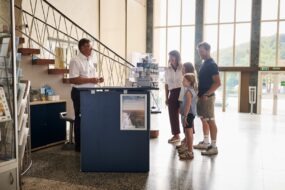 Tickets für die Kraftwerksführung Besucherinnen und Besucher kaufen ihre Tickets an der Kassa des Besucherkraftwerks Ybbs-Persenbeug.