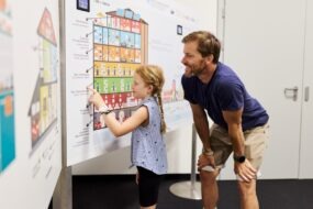 Stromverbrauch spielerisch entdecken Vater und Tochter testen an der Stromverbraucher-Station verschiedene Elektrogeräte und vergleichen deren Stromverbrauch.